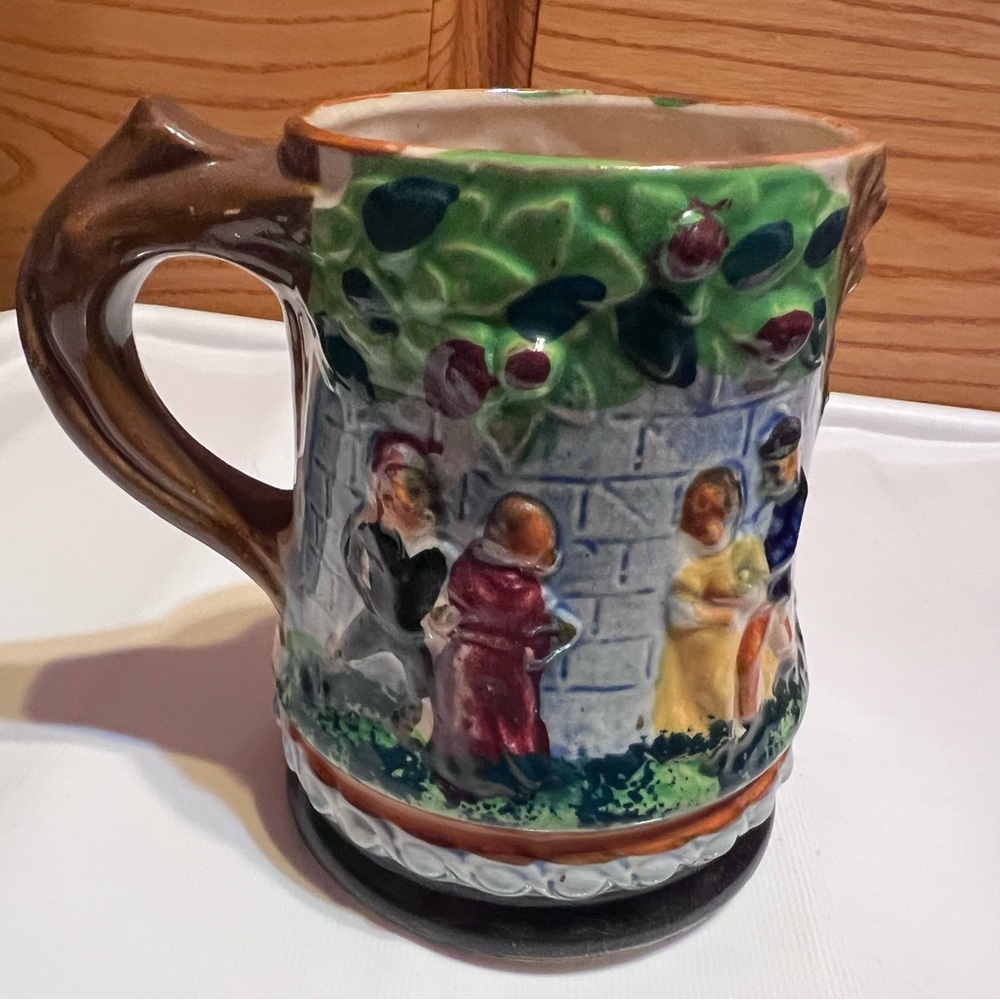 Vintage ceramic beer mugs. Set of four mismatched mugs. - Picture 9 of 16